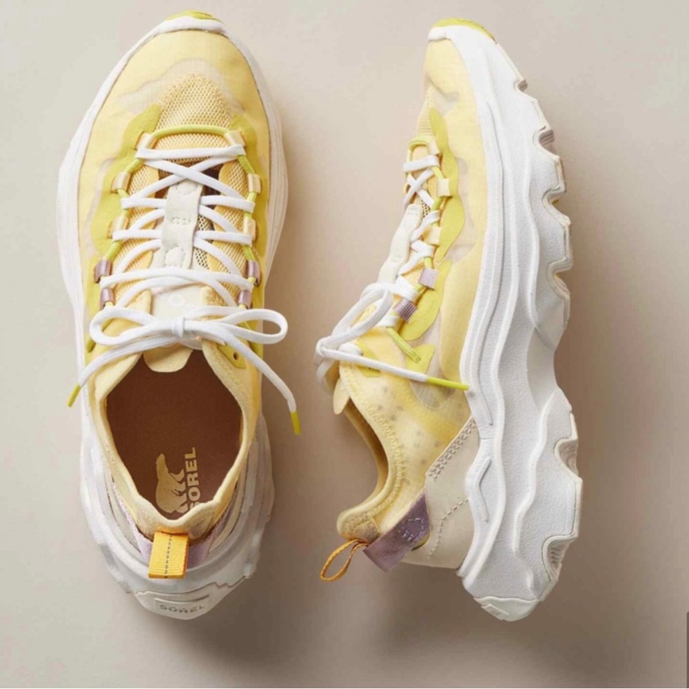 WOMEN'S KINETIC™ BREAKTHRU TECH LACE SNEAKER